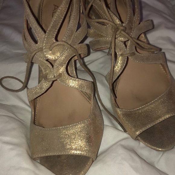 Gold heels - Picture 3 of 6